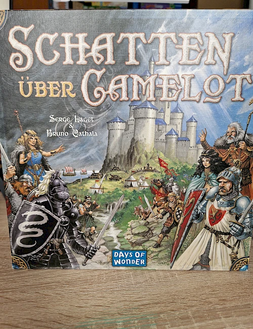 Eine einsame Schwalbe ist am grauen Himmel über Cornwall zu sehen...